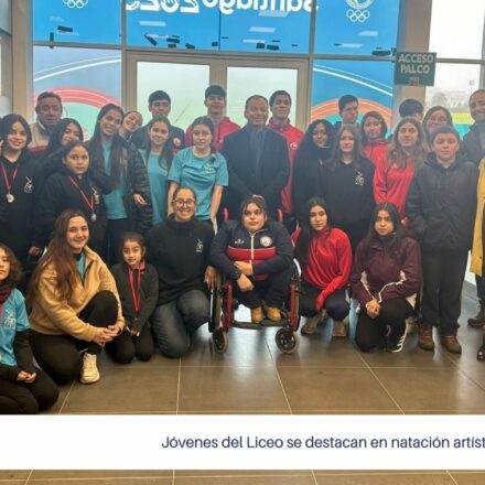 Jóvenes del Liceo se destacan en natación artística