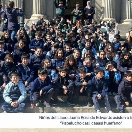 Niños del Liceo Juana Ross de Edwards asisten a la obra “Papelucho casi, caaasi huérfano”