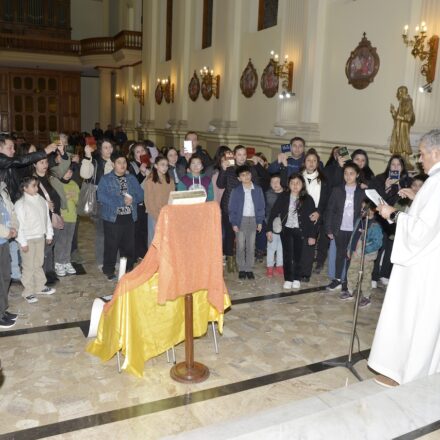 Entrega de la Palabra de Dios a Niños y Niñas en Preparación para la Primera Comunión