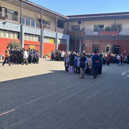 Simulacro de emergencia con evacuación de salas